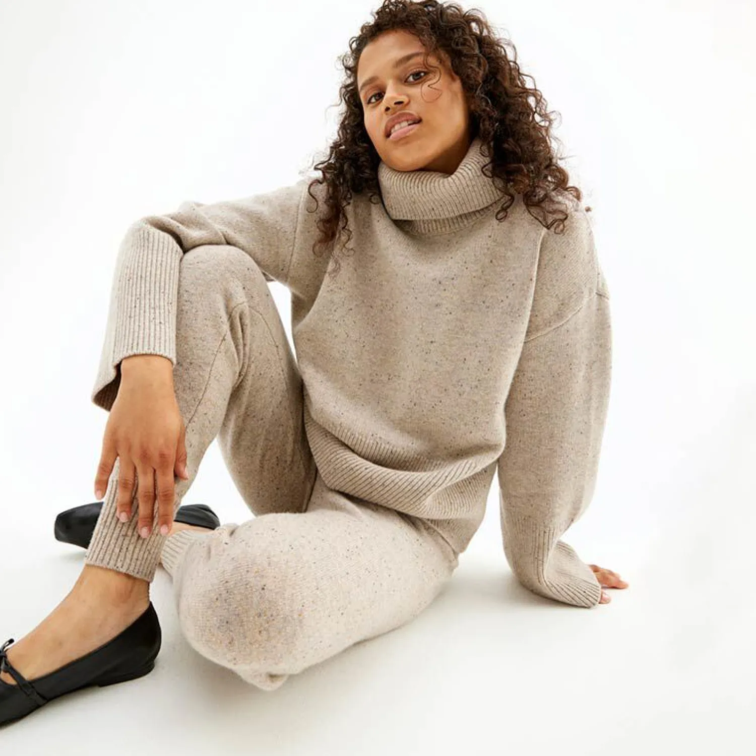 oversized_hoyhalset_strik_4-2.webp Best Oversized Hoyhalset Strikkegenser Dame Kapsel