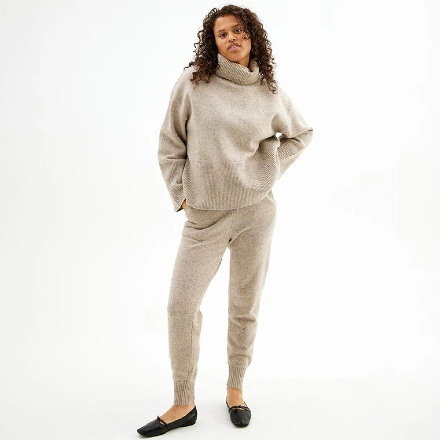 oversized_hoyhalset_strik_5-8.webp Best Sale Oversized Hoyhalset Strikkegenser Dame Overdeler