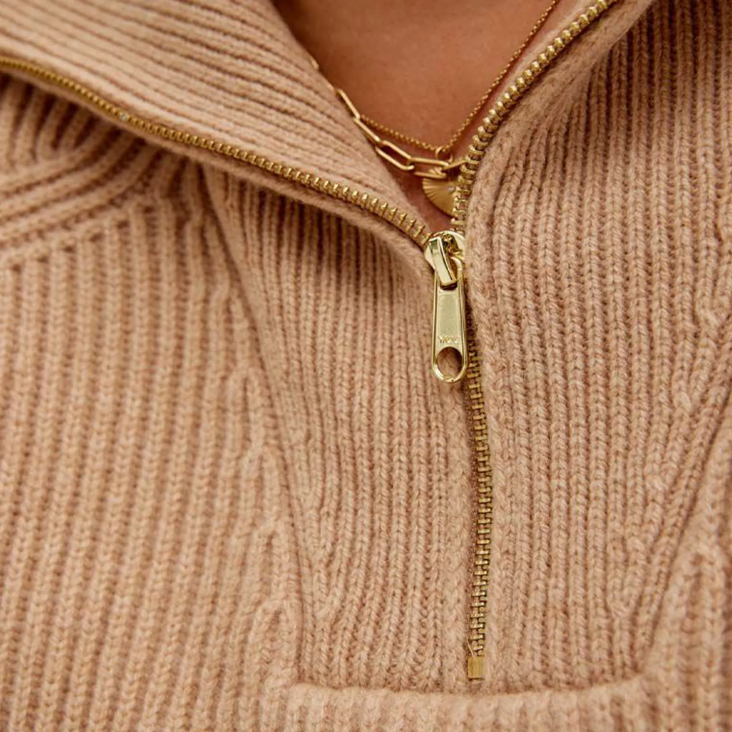 turtleneck_zip_janka_poll_7-1.webp Shop Turtleneck Zip Janka Polliani X Dame Kapsel